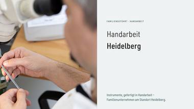 R012 · Vertiefung — Museums-/Ausstellungsgrafik (Crouwel/documenta 14)